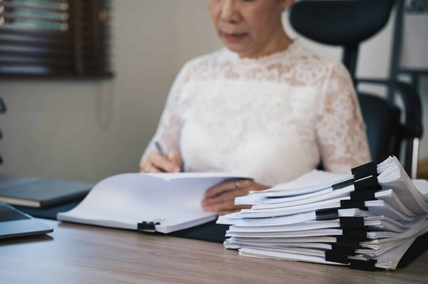 ¿Cómo enseñar a mi perro a quedarse solo en casa?